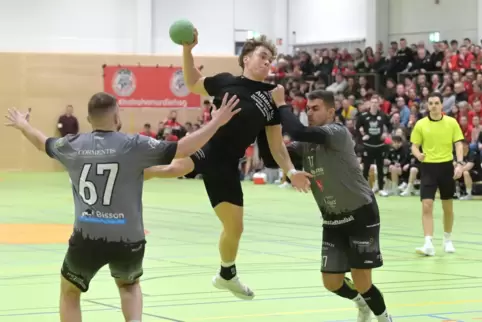 Wechselt in die dritte Liga zur TSG Haßloch: Jakob Chrust (am Ball) von der HSG Dudenhofen/Schifferstadt gegen Pascal Theuer (re