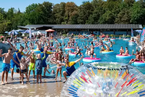 Kombibad Bademaxx: viele Möglichkeiten vom ruhigen Schwimmen bis zur Poolparty (Bild). 