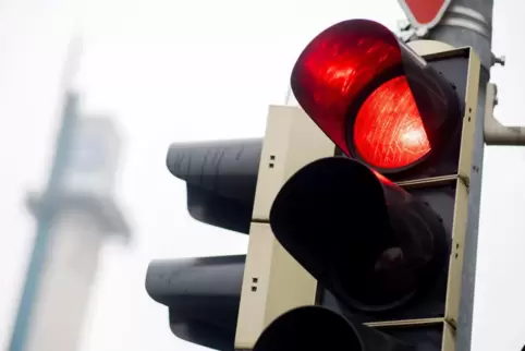 Jetzt wieder Rotlicht denkbar: neue Ampelanlage in Speyer. 