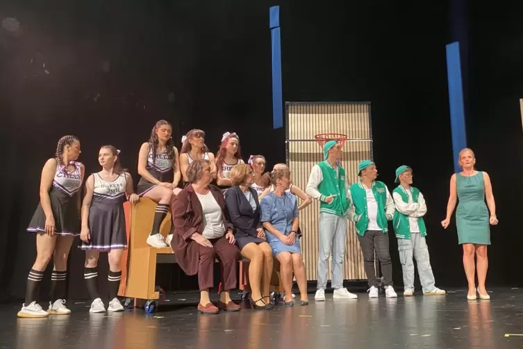 32 Mitwirkende hat das St&uuml;ck, hier sieht man eine Gruppe von Sch&uuml;lern und Eltern.