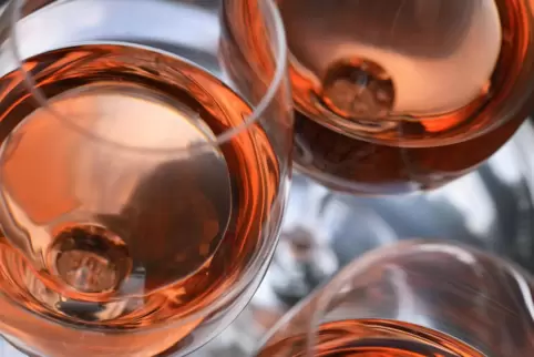 Es war die Winzerin Régine Sumeire, die 1985 Grenachetrauben nur kurz auf der Maische stehen ließ und schonend mit einer Champag