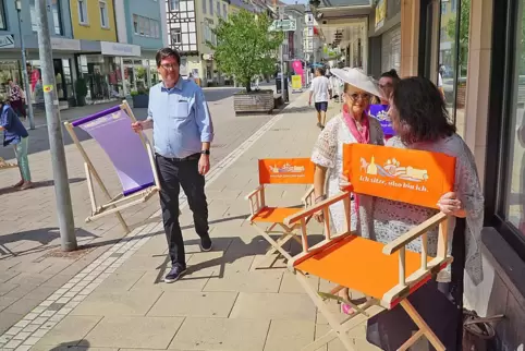 Oberbürgermeister Marold Wosnitza, Apothekerin Ulrike Mayr, Gemeinsamhandel-Vorsitzende Sandra Cleemann (verdeckt) und Citymanag