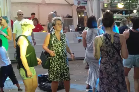 Bei leichten Technoklängen war die Stimmung vor der Bühne gut.