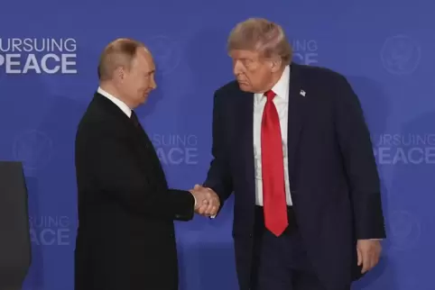 Einer lächelt, der andere nicht: Wladimir Putin mit Donald Trump bei der „Pressekonferenz“ am Ende ihres Treffens in Alaska.