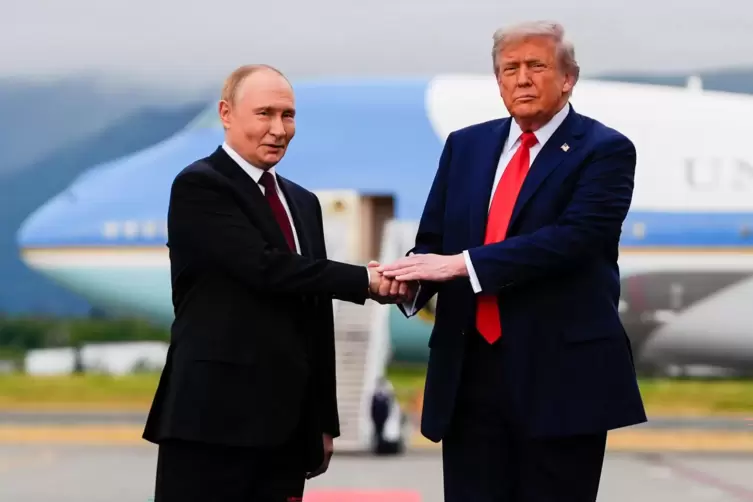 Vor den Gespr&auml;chen in Alaska empfing Donald Trump den Gastb aus Moskau nach dessen Landung pers&ouml;nlich auf dem Vorfeld einer US-M