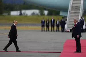 Roter Teppich: Während in der Ukraine Luftalarm war, durfte der per internationalem Haftbefehl verfolgte russische Kriegsherr in