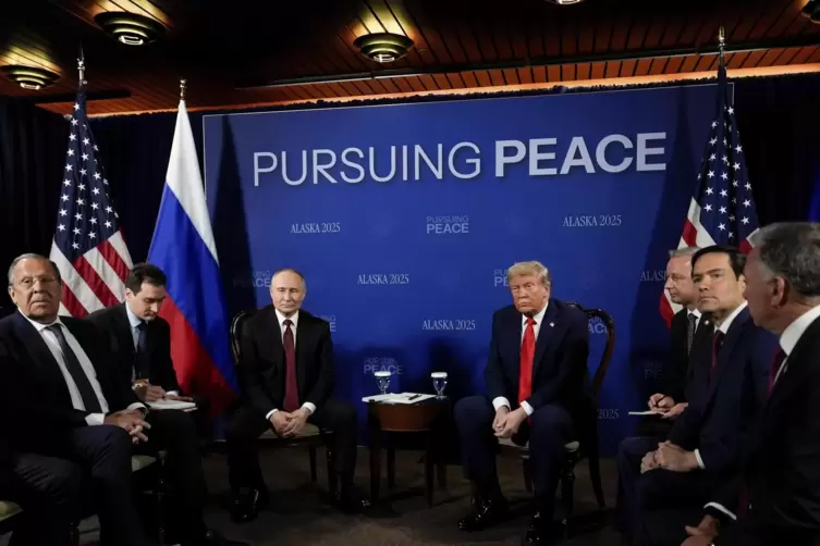Trump und Putin sprachen in Begleitung ihrer Au&szlig;enminister Marco Rubio und Sergej Lawrow. 