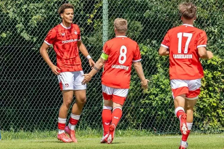 Chinedu Chukwukelu (links, hier im Heimspiel gegen Worms) konnte sich über seinen dritten Treffer für den FCK II freuen. Die Vor
