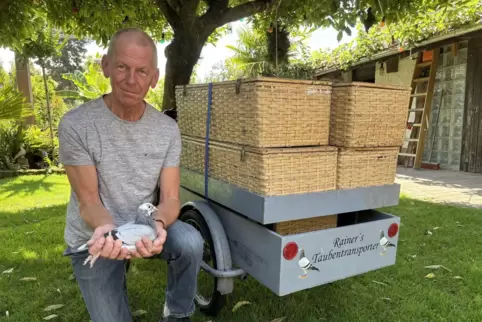 Rainer Hübner bringt seine Tauben meist mit dem Fahrradanhänger zur Einsatzstelle.