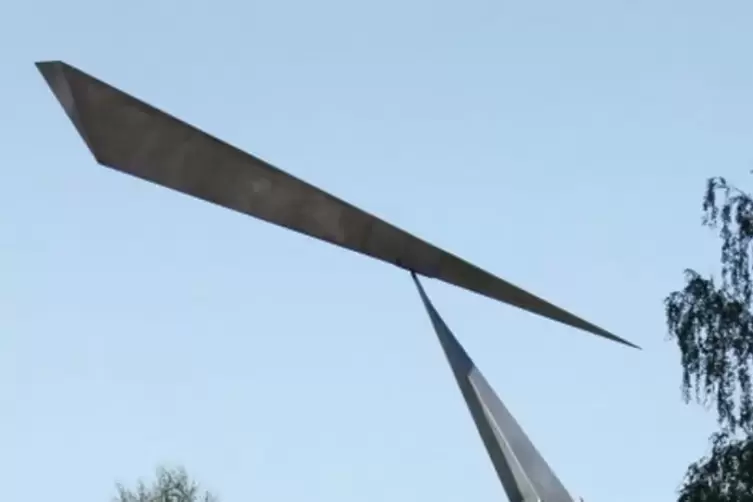 So sieht die Skulptur &bdquo;Dialog im Gleichgewicht&ldquo; auf dem Uni-Gel&auml;nde eigentlich aus.