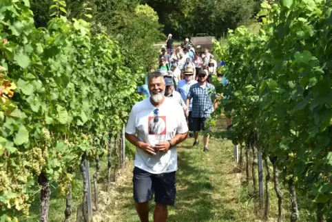 Gut gelaunt bei bestem Wetter: Kultur- und Weinbotschafter Volker Sümnig führt bei der Schlender-Weinwanderung durch die Rebzeil