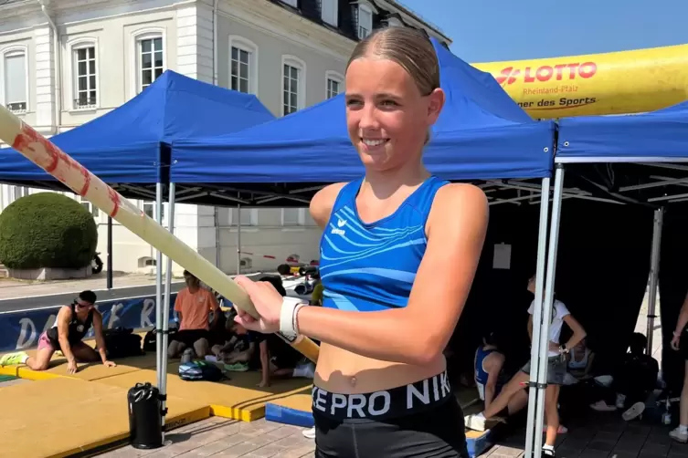 Zoe Bernhard aus Dietrichingen (LAZ Zweibr&uuml;cken) kam direkt aus dem Urlaub und griff im Feld des Frauennachwuchses beim Heimmeet