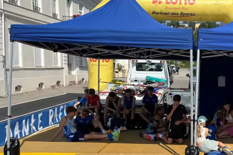 Zu Beginn des Tages nutzen die Stabhochspringer die Zelte bei br&uuml;llender Hitze als Sonnenschutz. 