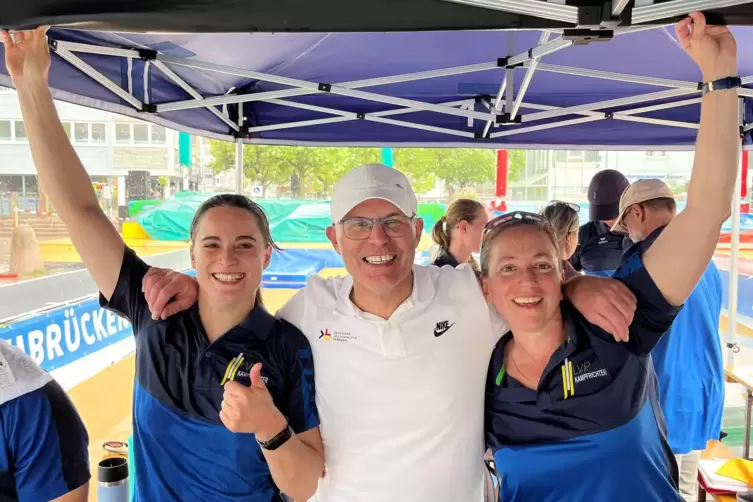 Salome Schlemer, Thomas Beyerlein und Bianca Kribelbauer (von links) vom Orga-Team des LAZ Zweibr&uuml;cken sorgen beim Wolkenbruch d