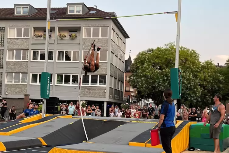 Der franz&ouml;sische Vorjahressieger Robin Emig springt mit 5,70 Meter auch 2025 beim Meeting &bdquo;Sky&rsquo;s the Limit&ldquo; des LAZ am h&ouml;chsten.