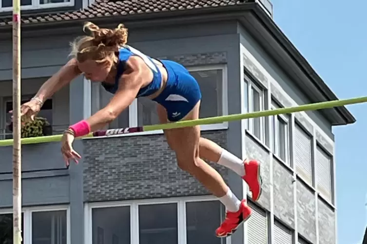 Mareike Beyerlein vom LAZ Zweibr&uuml;cken springt mit 3,50 Meter eine neue Bestleistung. 