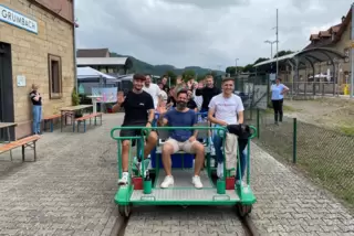 Gemeinsam Spaß haben: die Fußballer des Sportvereins Steinwenden beim Start am Bahnhof Lauterecken-Grumbach. 