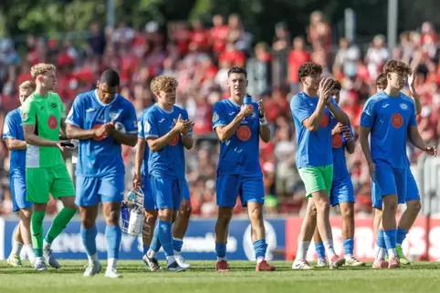 Die Stahnsdorfer Spieler dankten nach der Niederlage gegen den 1. FC Kaiserslautern auch ihrem Anhang, der nach einem Rassismusv