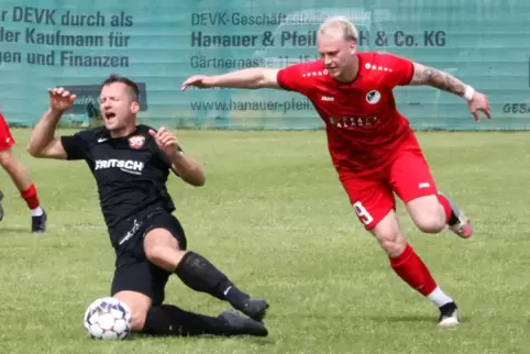 Nils Frey (rechts) gelang nach der Pause das zwischenzeitliche 1:1 für den TuS Steinbach.
