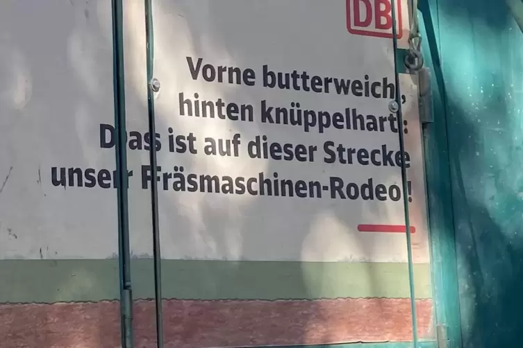 &bdquo;Fr&auml;smaschinen-Rodeo&ldquo;: Auf dem Bahndamm wird sieben Tage in der Woche gearbeitet.