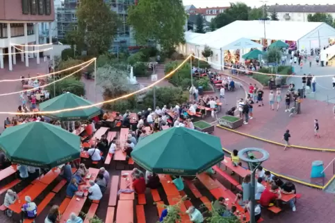 Zelte und Bierbänke werden am Rathaus aufgebaut. 