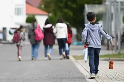 Unter den Asylbewerbern sind auch etliche Familien mit Kindern. Sie unterzubringen sei aufgrund des mangelnden Wohnraums besonde
