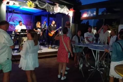  Die Jens-Huthoff-Band brauchte beim Sommerfest des WSV Vorwärts Ludwigshafen nicht lange, um die Tanzfläche zu füllen.