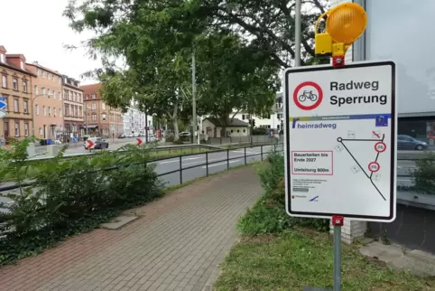Zwischen Awetakurve und Sternstraße hat die Stadtverwaltung den Fuß-und Radweg an der Brunckstraße komplett gesperrt. Verwiesen 