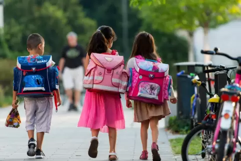 Die Polizei empfiehlt, Kinder nicht mit dem Auto direkt vor die Schule zu fahren – auch um jene Kinder nicht zu gefährden, die z