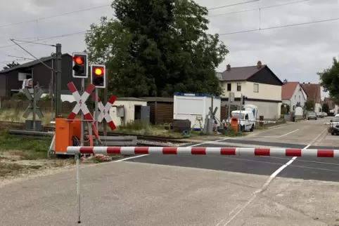 Bahnübergang in Heiligenstein: Für die Bahn-Mitarbeiter steht dort mittlerweile ein Container. 