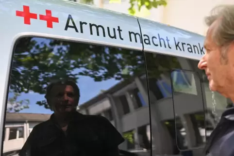 Der Arzt Gerhard Trabert an seinem Bus, in dem er Obdachlose behandelt hat. 