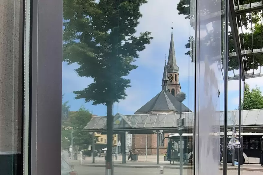 »Spieglein, Spieglein an der Wand«: So nennt Georg Dhom seinen Schnappschuss von ZOB und Alexanderskirche.