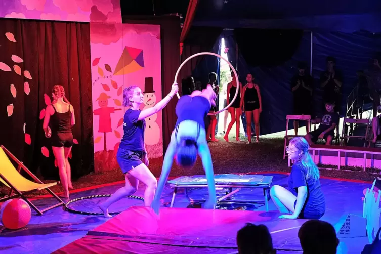 Akrobatik im Zirkus Zappzarap. 