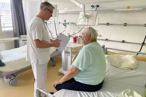 Reinhold Geiger darf wieder nach Hause: Dafür, dass sich der Patient am Entlasstag sicher fühlt, sorgt APN Patrick Länger. 