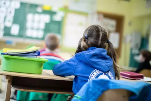 Hausaufgabenüberprüfungen in der Schule: in Rheinland-Pfalz künftig nicht mehr unangekündigt. 