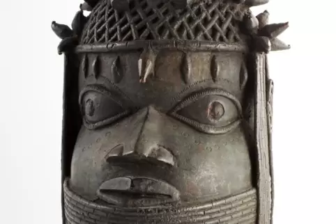In den 1920ern von der Stadt Mannheim für die Reiss-Engelhorn-Museen angekauft: Gedenkkopf eines Oba (Königs, Ausschnitt) aus de