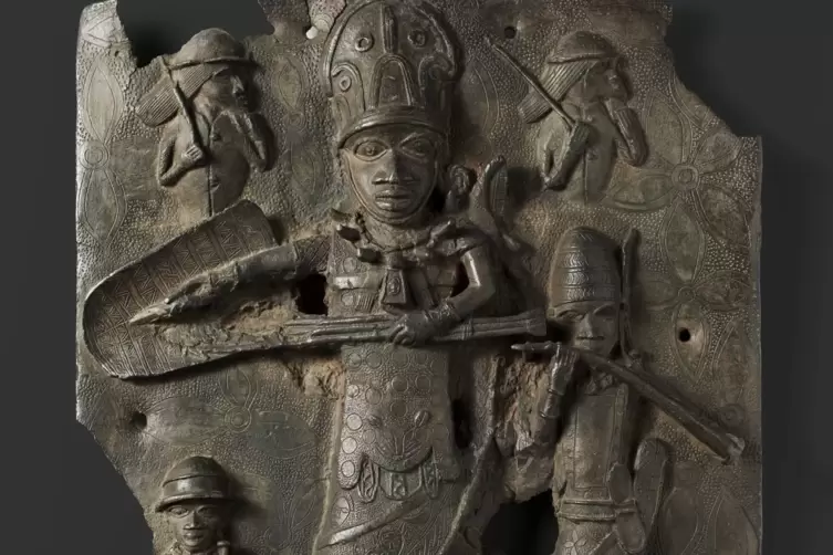 Auch diese Reliefplatte , die W&uuml;rdentr&auml;ger mit Hornbl&auml;sern und Begleitern zeigt, datiert auf das 16./17. Jahrhundert und stammt 