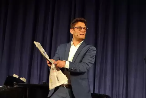 Die Zeitungsnachrichten machen nicht unbedingt versöhnlich: Christian Ehring liest aus der RHEINPFALZ vor. 