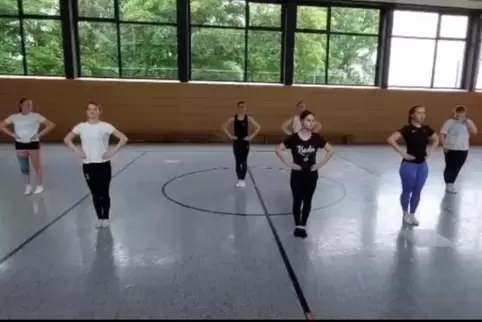 Erfolgreiche Gardetänzerinnen werden im Sommer gemacht, wie hier beim gemeinsamen Training mehrerer westpfälzischer Vereine. 