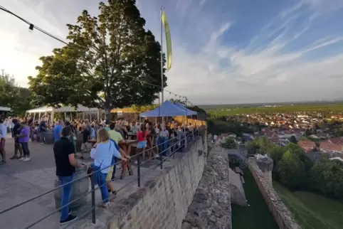 Wenn auf dem „Balkon der Pfalz“ gefeiert wird, fließt der Reinerlös der Veranstaltung in die Instandsetzung der Burganlage.
