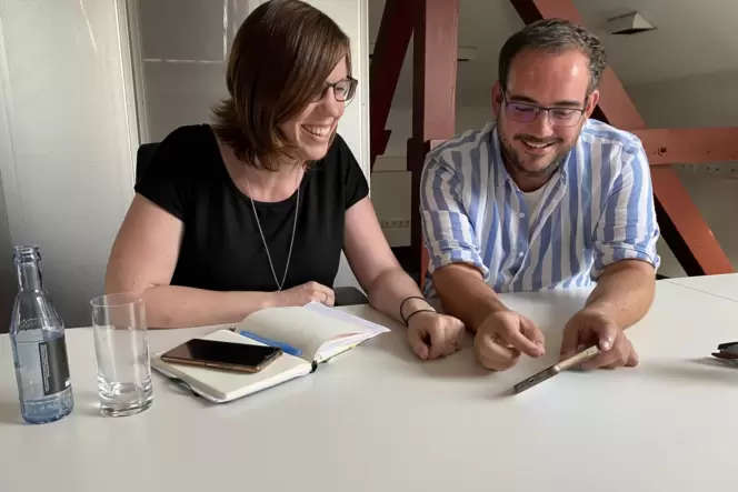 Jennifer Mayr und Daniel Schmedeshagen überlegen genau, wie sie ihre Vereinsmitglieder erreichen und motivieren können. Jennifer Mayr und Daniel Schmedeshagen überlegen genau, wie sie ihre Vereinsmitglieder erreichen und motivieren können.
