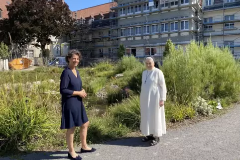 Vor der aktuellen Baustelle des Instituts: die Stiftungsverantwortlichen Schwester Gertrud Dahl (Vorstandsvorsitzende) und Katri