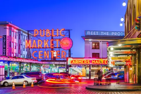 Der Pike Place Market in Seattle wurde 1907 eröffnet. Orangerote Neonzeichen weisen Touristen und Einheimischen den Weg.