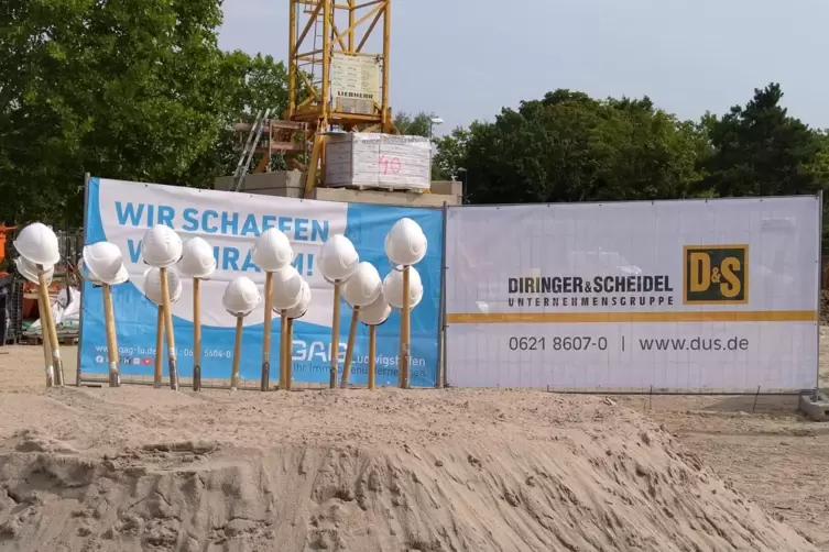 Startschuss f&uuml;r das Wohnbauprojekt: Die reine Bauzeit ist mit 20 Monaten kalkuliert.