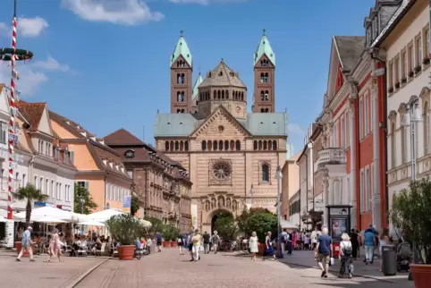 Maximilianstraße: mal mehr, mal weniger Betrieb. 