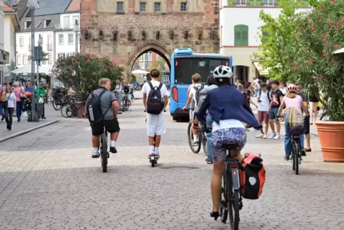 Immer wieder zwischen den Fahrrädern auf der Maximilianstraße zu sehen: E-Scooter. 