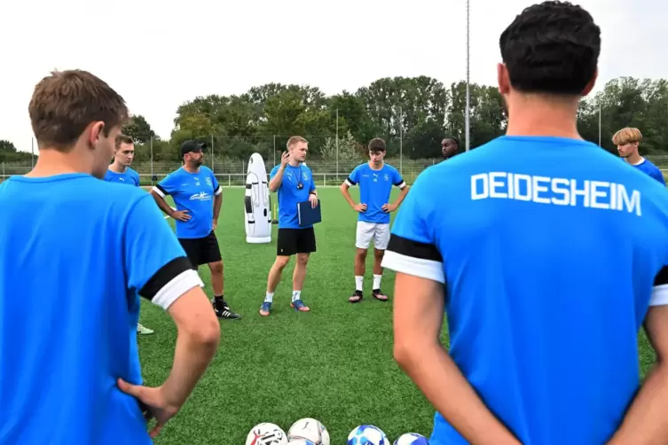 Trainer Tobias Noll (Bildmitte) bespricht die Trainingseinheit mit seinen A-Junioren.