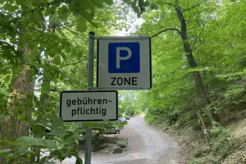 Die Schilder, die auf die Gebühren hinweisen, sind von der Stadt Deidesheim inzwischen wieder mit Säcken abgehängt worden. 