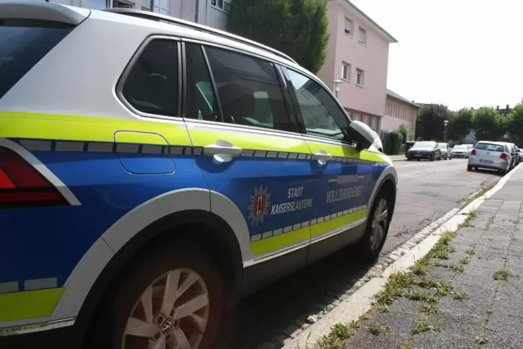 Das Auto des kommunalen Vollzugsdienst steht vor dem Haus des Schlangenhalters in Kaiserslautern.