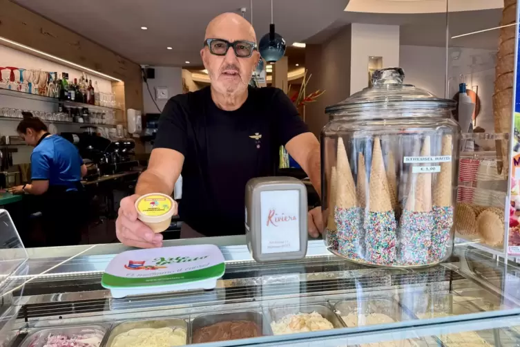 Franco Martini betreibt die Eisdiele &bdquo;Riviera&ldquo; in M&uuml;nchen und bietet neben seinem selbst gemachten Speiseeis auch Hundeeis an &ndash; 